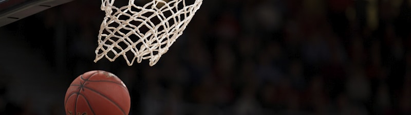 NBA季后赛精彩瞬间，球员突破上篮